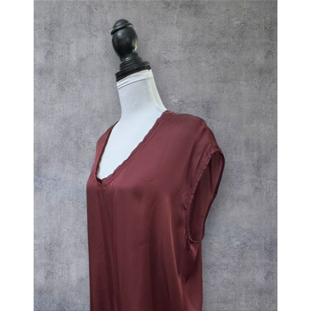 Dear John Women Top Sz L NWT Satin Burgundy Frayed Trim V-Neck Hem Cap Sleeve - Picture 2 of 7